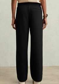 Reiss Verryttelyhousut - black