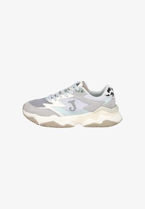 Zapatilla chunky con paneles en gris, blanco y azul claro, logo "J" en el lateral, suela beige y detalle de estampado animal en el cuello del talón.