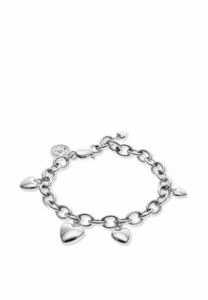 Silbernes Kettenarmband mit fünf polierten herzförmigen Charms und einem runden Charm nahe dem Karabinerverschluss, angezeigt vor weißem Hintergrund.