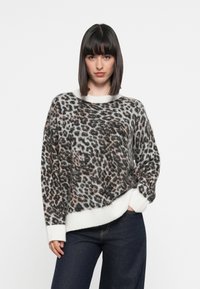 Džemper sa uzorkom leoparda u nijansama sive i ružičaste, sa okruglim izrezom i rebrastim belim manžetama i rubom, napravljen od mekog, teksturiranog materijala.