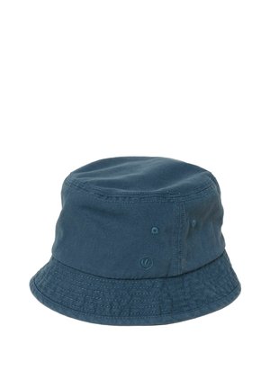 Blauer Baumwoll-Bucket-Hut mit gestepptem Rand und kleinen Belüftungslöchern an den Seiten, präsentiert vor weißem Hintergrund.