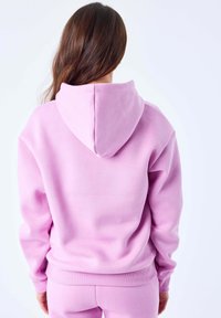 Felpa cappuccio rosa con orlo e polsini a coste coordinati, realizzata in materiale morbido. Presenta un cappuccio a singolo strato senza loghi visibili.
