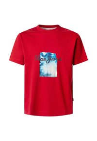 Red cotton t-shirt featuring a blue and white graphic square with "Pepe Jeans" text. Crew neckline and short sleeves, casual fit.