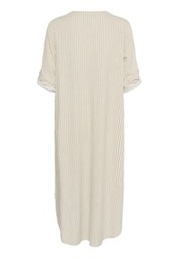 Abito beige e bianco a righe verticali fino al ginocchio, maniche arrotolate a metà braccio e vestibilità ampia.