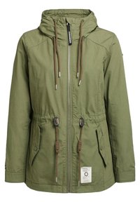 Giacca verde oliva con cappuccio e zip frontale, cordini regolabili su cappuccio e vita, tasche con patta e una piccola toppa rettangolare vicino all'orlo.