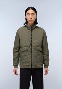 Olijfgroene hoodie met ritssluiting en hoge kraag, voorzakken en geribbelde manchetten. Glad materiaal met een matte afwerking.