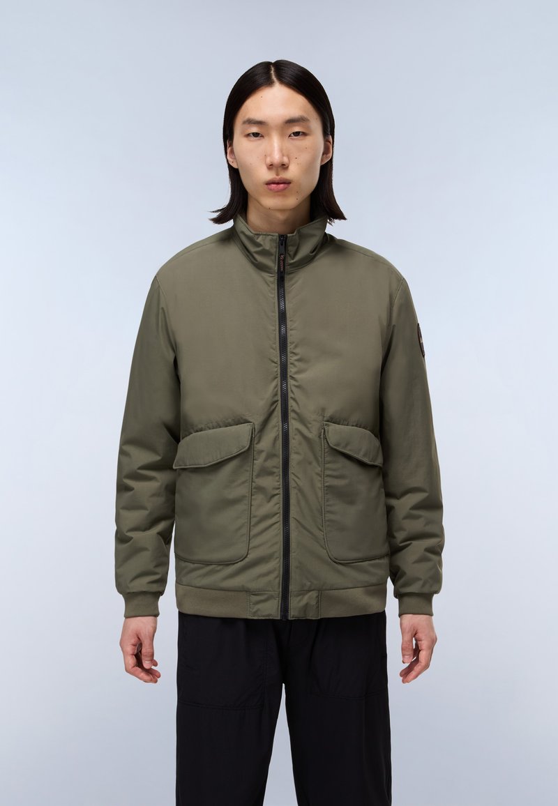 Olijfgroene hoodie met ritssluiting en hoge kraag, voorzakken en geribbelde manchetten. Glad materiaal met een matte afwerking.