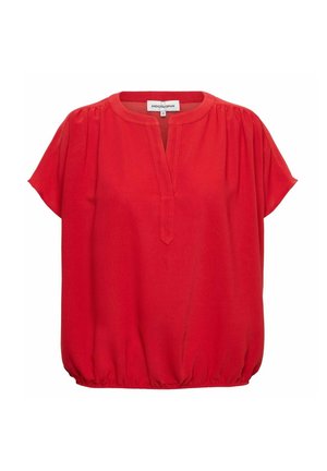 Rode blouse met korte mouwen, afgeronde halslijn en een gedeeltelijke knoopsluiting. Zacht stof verzamelt zich bij de taille, waardoor een losse pasvorm ontstaat.