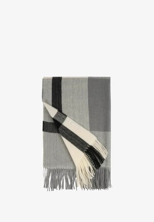 Sciarpa di lana piegata con un ampio motivo a quadri grigio, nero e bianco e bordi frangiati su uno sfondo bianco.