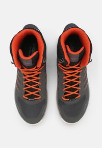 Graue Wanderschuhe mit orangen Schnürsenkeln und Akzenten. Atmungsaktives Mesh-Obermaterial und Gummisohle. Verfügt über Schlaufenbeschläge und gepolsterten Kragen.