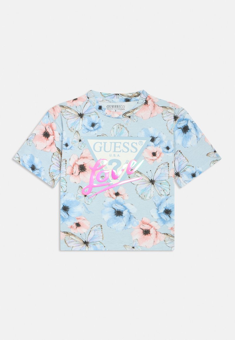 Μπλούζα μπλε βαμβακερή με κοντά μανίκια, με σχέδιο λουλουδιών σε ροζ και μπλε χρώματα και διακοσμητικά μοτίβα πεταλούδας, με τα λόγια «GUESS» και «Love» σε ροζ κείμενο.