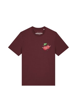 Donkerrode T-shirt met korte mouwen en een kleine afbeelding van twee kersen omringd door een planetaire ring op de bovenste linkerborst.