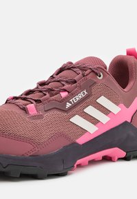 Adidas Terrex Túracipők - quiet crimson/putty mauve/pink fusion