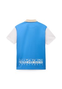 Niebieska koszulka polo z krótkim rękawem, białymi rękawami i beżowym kołnierzykiem, z przetartym białym napisem "NAPAPIJRI geographic" na dolnej części pleców.