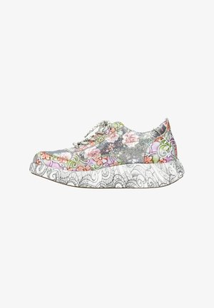 Baskets à lacets multicolores dotées d'un motif floral et paisley, avec une tige texturée et une semelle en caoutchouc blanc à motifs.