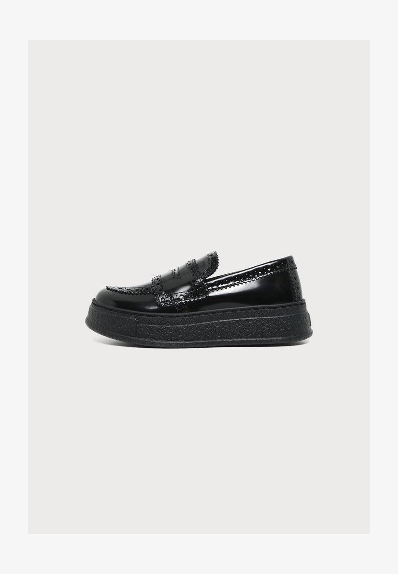 Μαύρο γυαλιστερό loafers με διακοσμητικά στοιχεία brogue και παχύ υφασμάτινο πέλμα σε απλό ανοιχτό φόντο, πλαϊνή όψη.