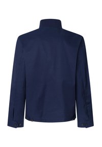 Chaqueta azul marino con cuello alto, mangas largas y puños de botón. Presenta aberturas laterales y una textura de tejido suave.
