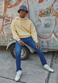 Levi's® TAB HOODIE UNISEX - Jersey con capucha - yellow plum