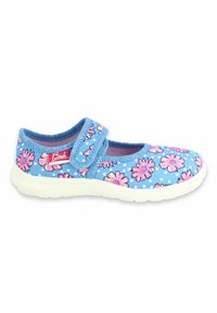 Blaue Stoffschuhe mit einem floralen Muster in Pink und Weiß. Ausgestattet mit einem Klettverschluss, weißer Gummisohle und runder Zehenform.