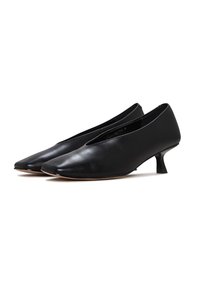 Scarpe con tacco nere in pelle con design a punta, tacco a blocco basso, texture liscia e silhouette elegante.