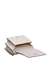 Portafoglio in pelle bicolore crema e beige con una texture liscia, dotato di chiusura a bottone, slot per carte e rivestimento morbido.