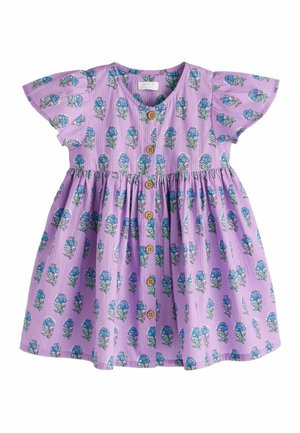 Vestido color lila con mangas cortas y volantes, cierre frontal de botones y un patrón floral que presenta flores azules y vegetación sobre una tela texturizada.