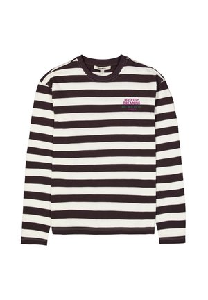 Langarm zwart-wit horizontaal gestreept shirt met kleine paarse en groene tekst op de borst met de tekst "Never Stop Dreaming."