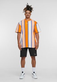 Karl Kani SMALL SIGNATURE STRIPE - Potiskana majica - orange apricot off white