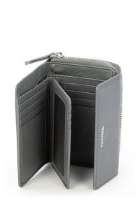 Portafoglio in pelle grigia aperto, che mostra numerose fessure per schede, una finestra trasparente per l'ID e un compartimento con zip per monete.
