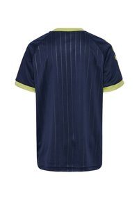 Mörkblå sporttröja med vertikala ränder, korta ärmar och limegrönt kantband runt kragen och ärmarna. Mjukt, lätt tyg.