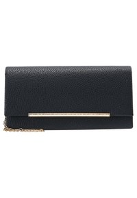 Portefeuille en cuir noir avec une surface texturée, bande d'accents en matériel doré et une chaîne pour le transport. Il a une forme rectangulaire et une fermeture à rabat.