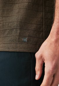 Next ZIP NECK SMART REGULAR FIT - Polosärk - bronze black