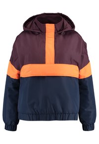 Chaqueta cortavientos con parte superior en color burdeos, sección media en naranja y parte inferior en azul marino. Presenta una capucha y puños elásticos. Textura de tela suave.
