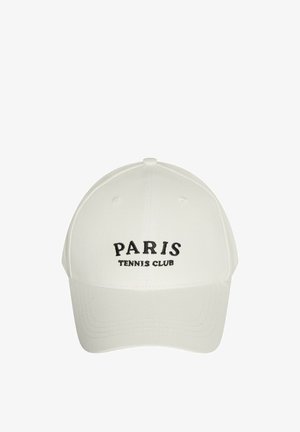 Biała czapka z czarnym haftowanym napisem "PARIS TENNIS CLUB" z przodu, o usztywnionej konstrukcji i zakrzywionym daszku.