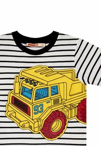 Camiseta de manga corta a rayas con un gran gráfico de un camión volquete amarillo con ruedas rojas y detalles azules. Cuello ribeteado negro.
