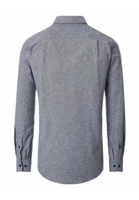 Koszula z długim rękawem, jasnoszara tkanina, kołnierzyk zapinany na guziki, z tylnym karczkiem, bocznymi zakładkami i zapinanymi mankietami z ciemnymi guzikami.