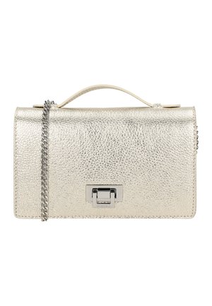 Prostokątna metaliczna srebrna torebka o teksturowanej powierzchni, z górnym uchwytem, zamknięciem na zatrzask z przodu oraz srebrnym łańcuszkowym paskiem na białym tle.