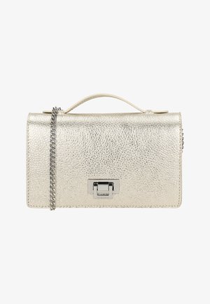 Obdélníková stříbrná kovová kabelka s texturovaným povrchem, horním úchopem, předním zapínáním a stříbrným řetízkovým popruhem na bílém pozadí.