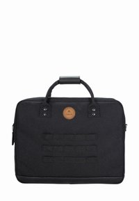Schwarze Laptop-Tasche aus Stoff mit einem strukturierten Ledergriff, Metallbeschlägen und einem runden Logo-Patch. Verfügt über Gurtbandträger auf der Vorderseite.
