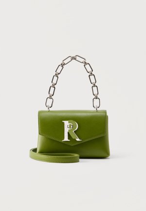 Zaļas ādas rokassomas ar sudraba krāsas ķēdes rokturi un lielu sudraba "R" uz priekšējā atloka, ar noņemamu plecu siksnu.