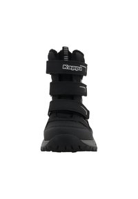 Botine negre până la gleznă, dotate cu trei curele reglabile cu Velcro, textură matlasată, vârf întărit și talpă din cauciuc rezistentă pentru aderență.