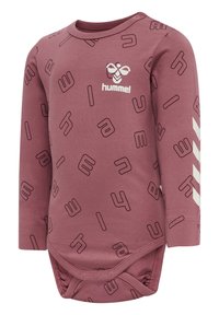 Långärmad babybodysuit i rosaröd med svarta bokstäver och logotyp. Har en vit chevrondesign på ärmen och tryckknappar längst ner.