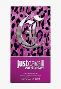En lys lilla boks med et svart leopardmønster, med teksten "Just Cavalli Wild Heart" tydelig vist i sølv.