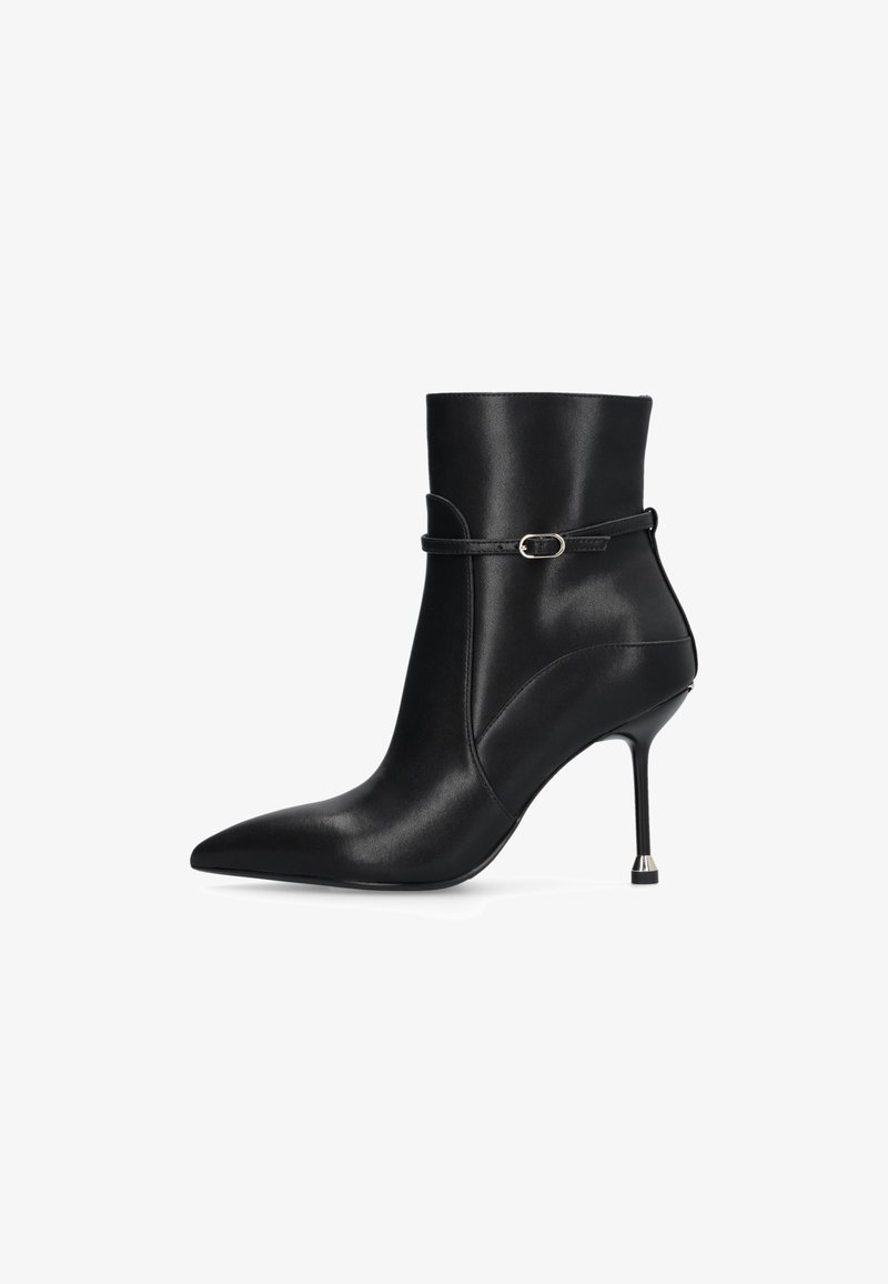 Stivaletto nero realizzato in pelle liscia con punta affusolata, tacco a stiletto sottile e una cintura decorativa con un dettaglio di fibbia metallica.