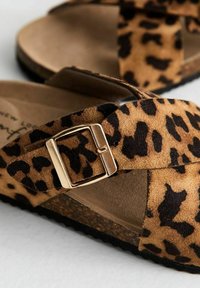 Sandalen met luipaardprint van zacht suède, met kruisbanden en een gouden gesp als accent. De kurken voetbed biedt comfort en ondersteuning.