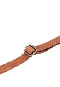 Cintura in pelle marrone con finitura testurizzata e un attacco a fibbia quadrata metallica. Il design è semplice e minimalista.