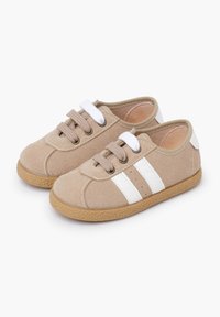 Scarpe scamosciate color tan con strisce bianche, punta rotonda e lacci beige. Suola in gomma con grip texture. Design low-top con accenti minimali.