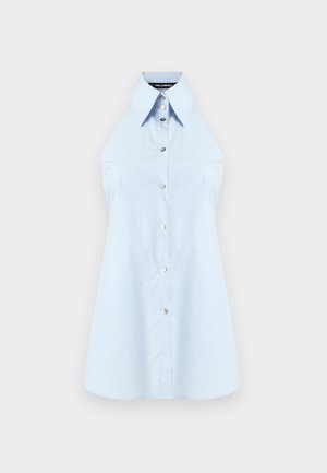 Vaaleansininen puuvillainen halter-toppi, jossa on napillinen edusta, terävä kaulus ja laskeutuva leikkaus, yksivärinen ja sileäpintainen.