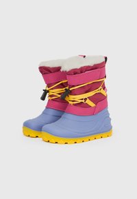 Kolorowe zimowe buty z różową górną częścią z tkaniny, żółtymi sznurowadłami, grubą białą wyściółką i niebieską gumową podeszwą z fakturowanym bieżnikiem.