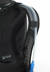 Zaino idrico nero con spallacci regolabili, tubo per il serbatoio dell'acqua, pannello posteriore testurizzato e etichetta con logo marchio. Realizzato in materiale leggero.